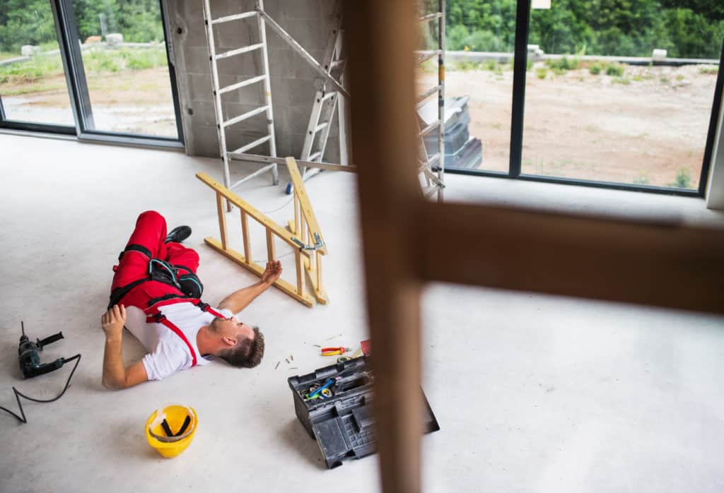Conozca los beneficios que le corresponden al sufrir accidentes laborales en escaleras