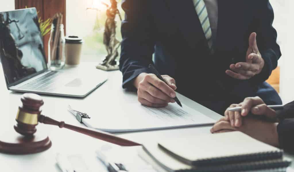 ¿Cómo puede ayudarme Conexión Legal en caso de un accidente en USA?