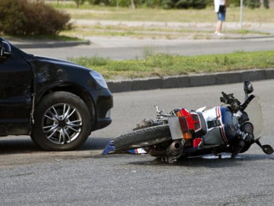 ¿Cómo puede ayudarme Conexión Legal en casos de accidentes de moto?